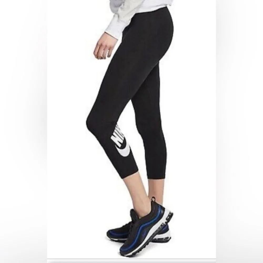 Nike Black Cropped Workout Legging Women's Medium M Logo Spellout Athletic EUC